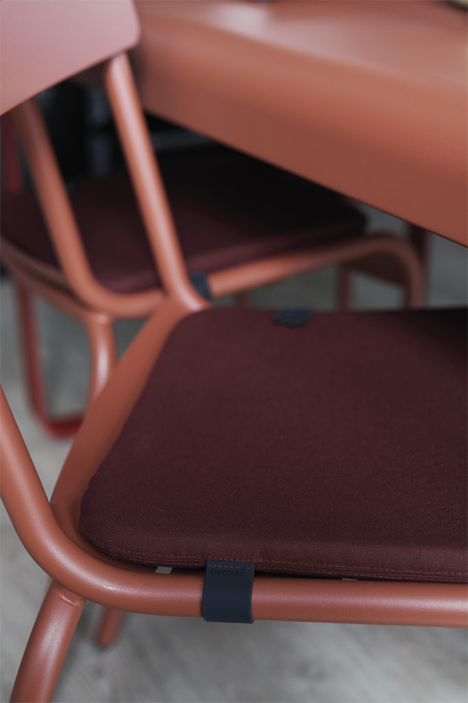 Une chaise avec un coussin d'assise, représentant une Galette Color Mix colorée 41 x 38 cm.