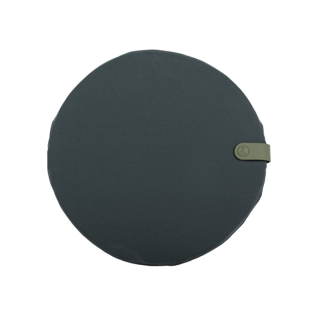 Un coussin Galette Color Mix noir de 41 x 38 cm avec une anse verte.