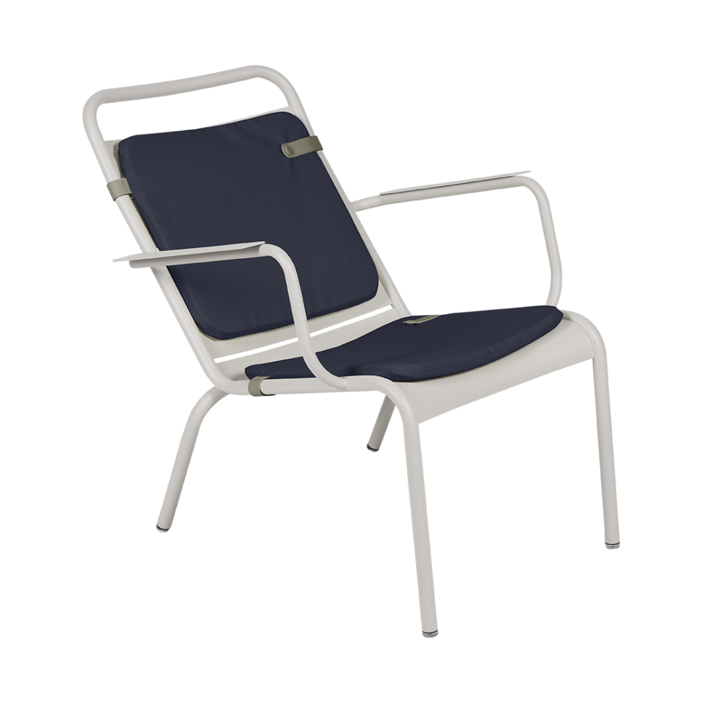 Une chaise longue blanche avec un coussin Galette Color Mix 41 x 38 cm, créant un mélange de couleurs élégant.