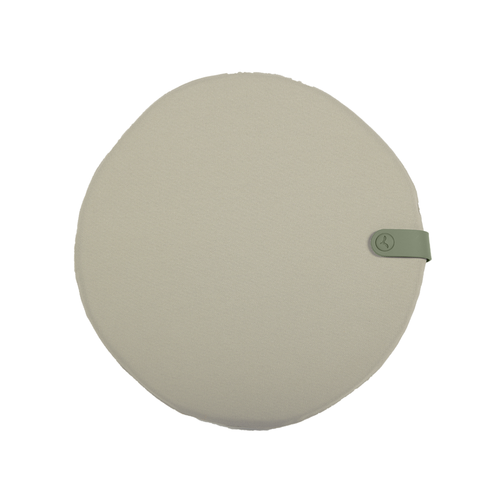 Un coussin rond Galette Color Mix 41 x 38 cm avec une anse verte.