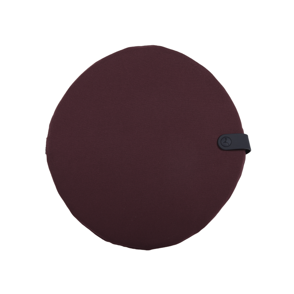 Un coussin Galette Color Mix rond bordeaux avec un bouton noir, mesurant 41 x 38 cm.