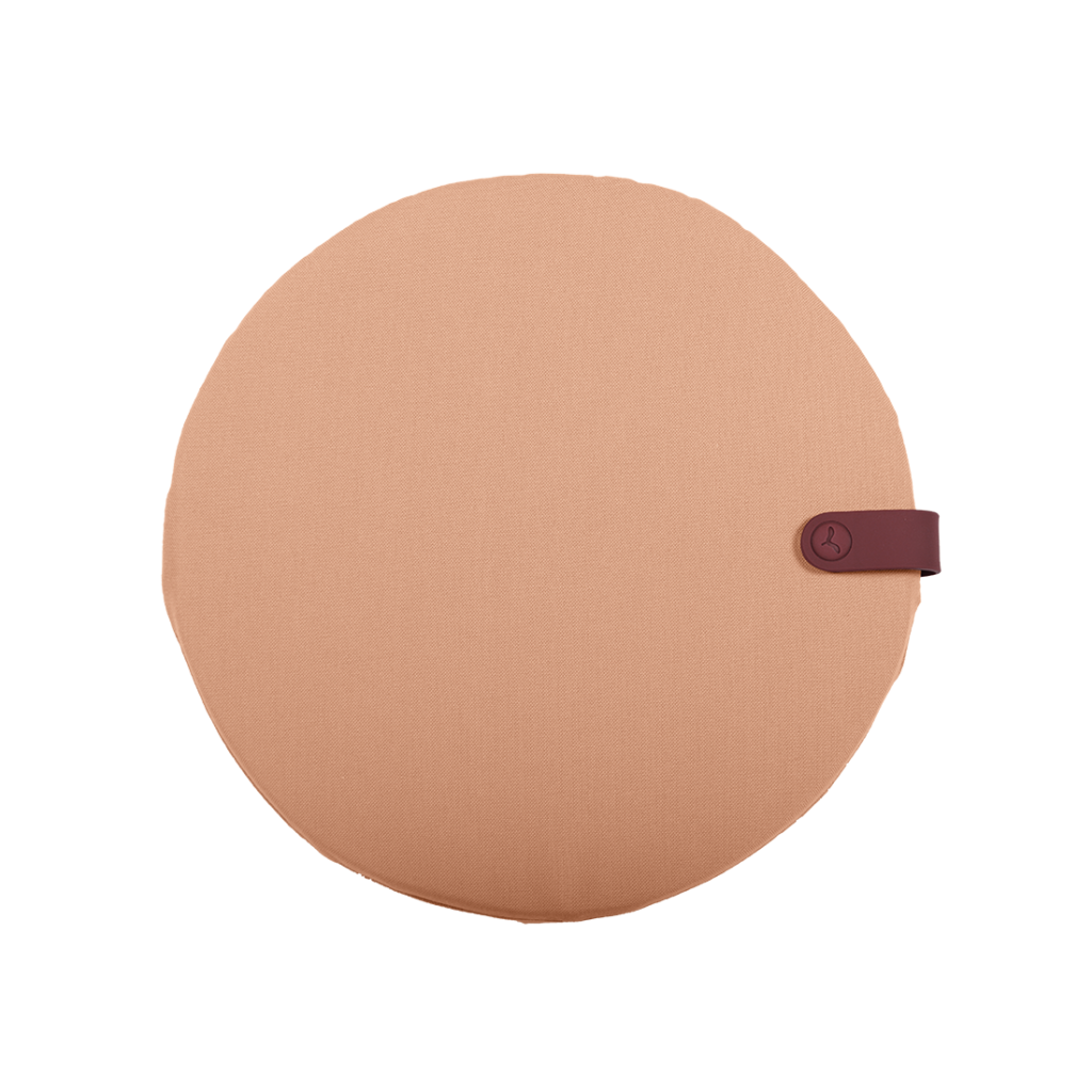 Un coussin Galette Color Mix 41 x 38 cm dans un mélange de couleurs beige avec une sangle bordeaux.