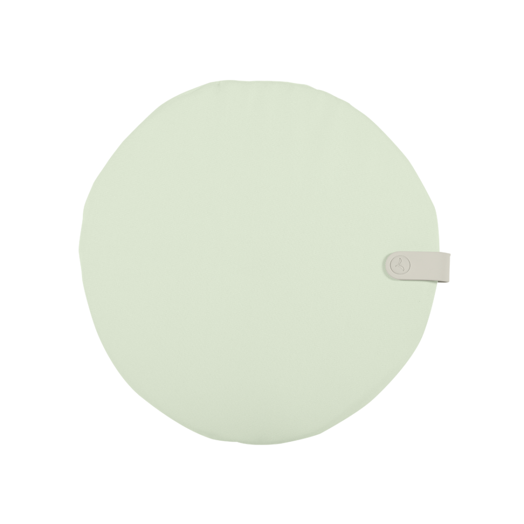 Un coussin Galette Color Mix rond vert de 41 x 38 cm avec une poignée blanche.