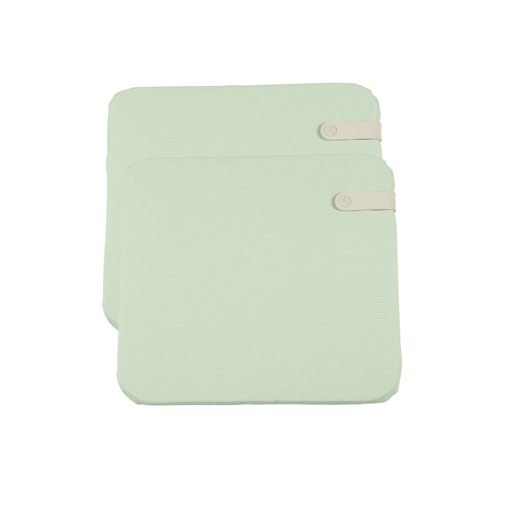 Une paire de planches à découper Galette Color Mix 41 x 38 cm sur fond blanc avec un mélange de couleurs frais.