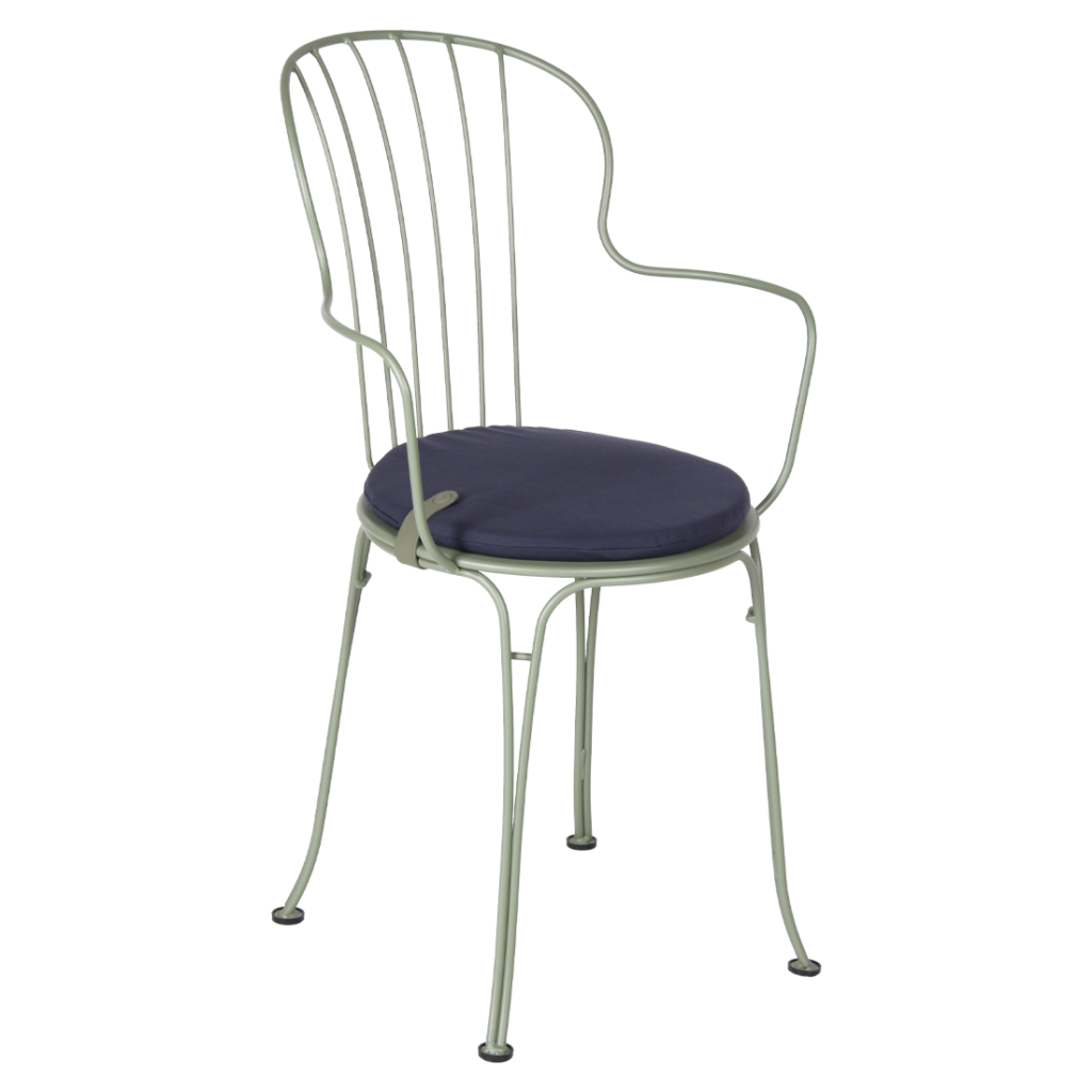 Une chaise en fer forgé vert avec un coussin bleu et une Galette Color Mix 41 x 38cm.