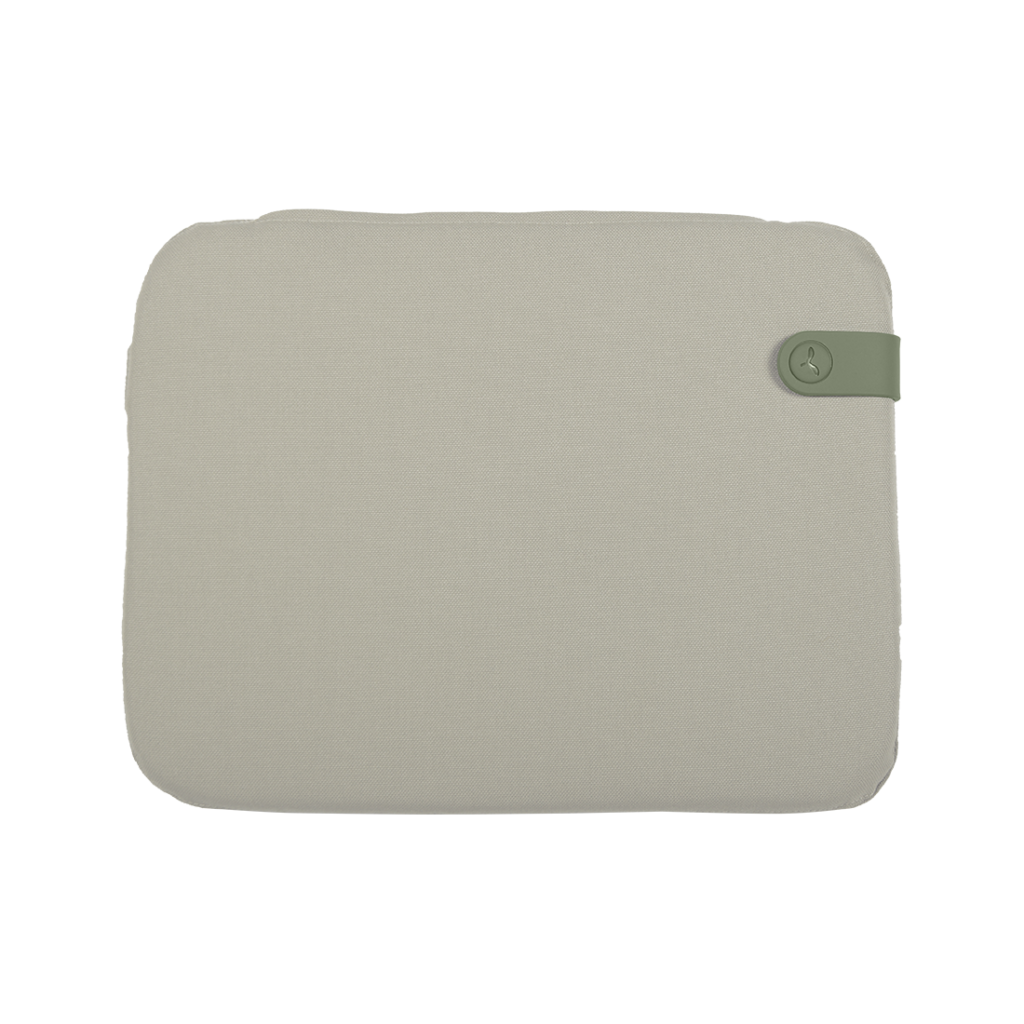 Une pochette pour ordinateur portable Galette Color Mix 41 x 38 cm avec un bouton vert, présentant un subtil mélange de couleurs.