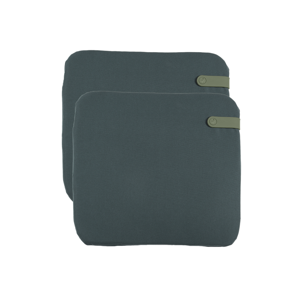 Une paire de coussinets rembourrés Galette Color Mix gris 41 x 38 cm sur fond blanc.