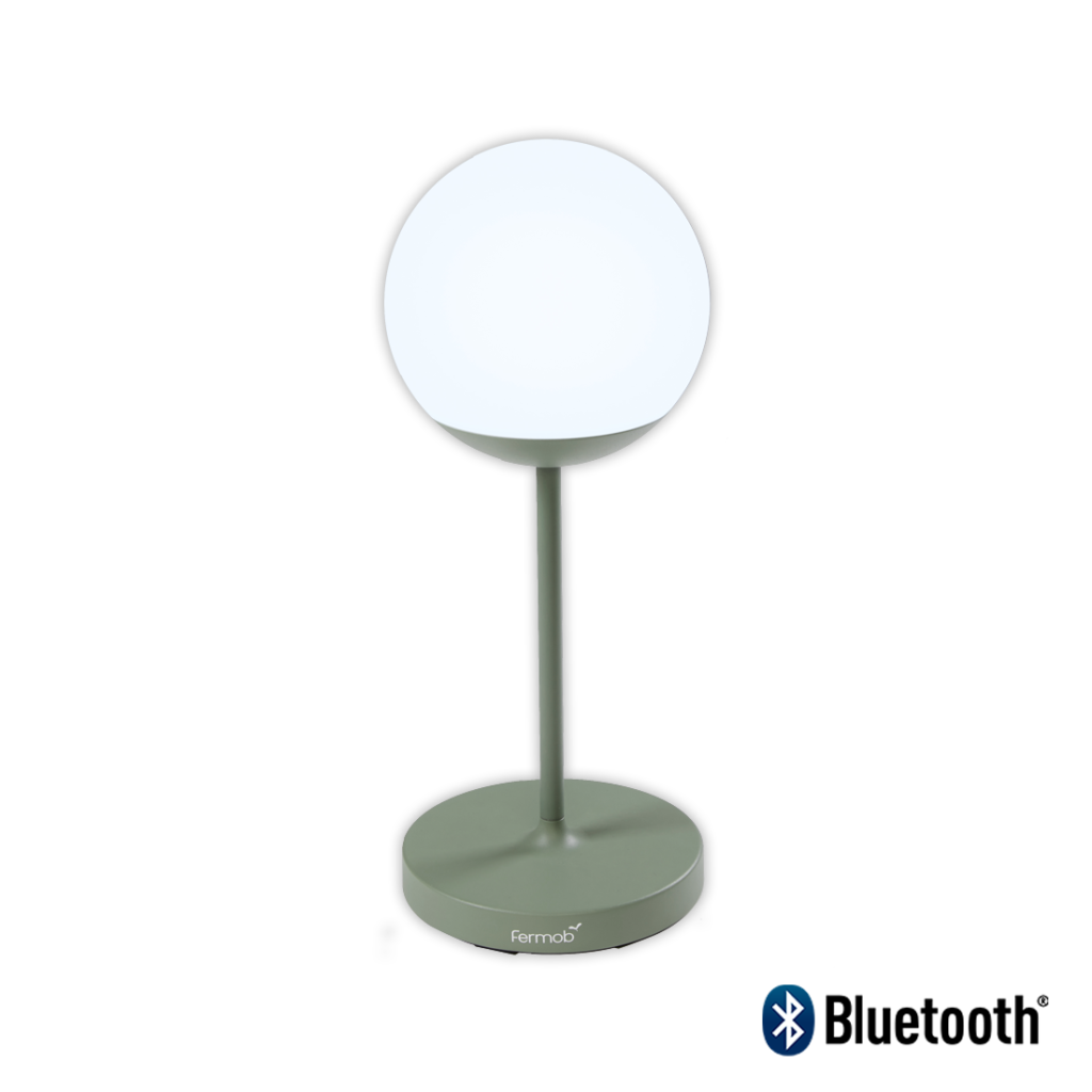 La Lampe Moon! M est une superbe lampe de table surmontée d'une boule élégante.
