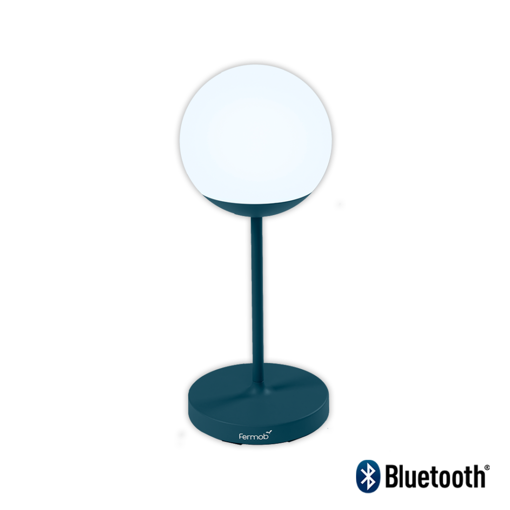 La Lampe Moon! M est une lampe de table élégante avec une lumière bleue fascinante sur le dessus.