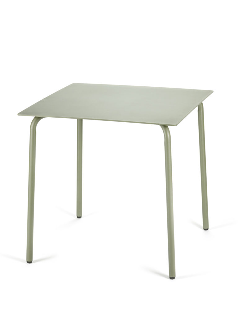 Une table carrée en eucalyptus vert avec une structure en métal.