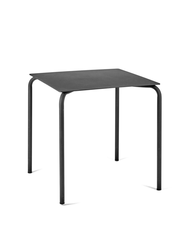 Une table carrée avec des pieds noirs.