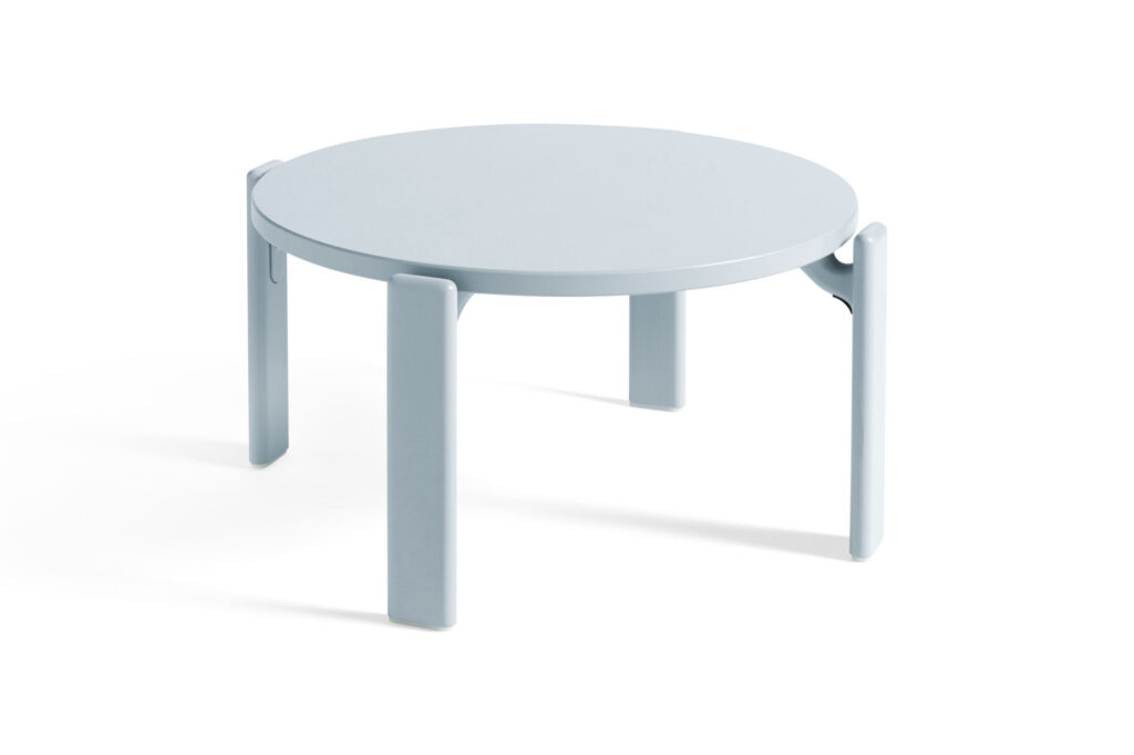 Table basse ronde bleu ardoise avec quatre pieds plats sur fond blanc.