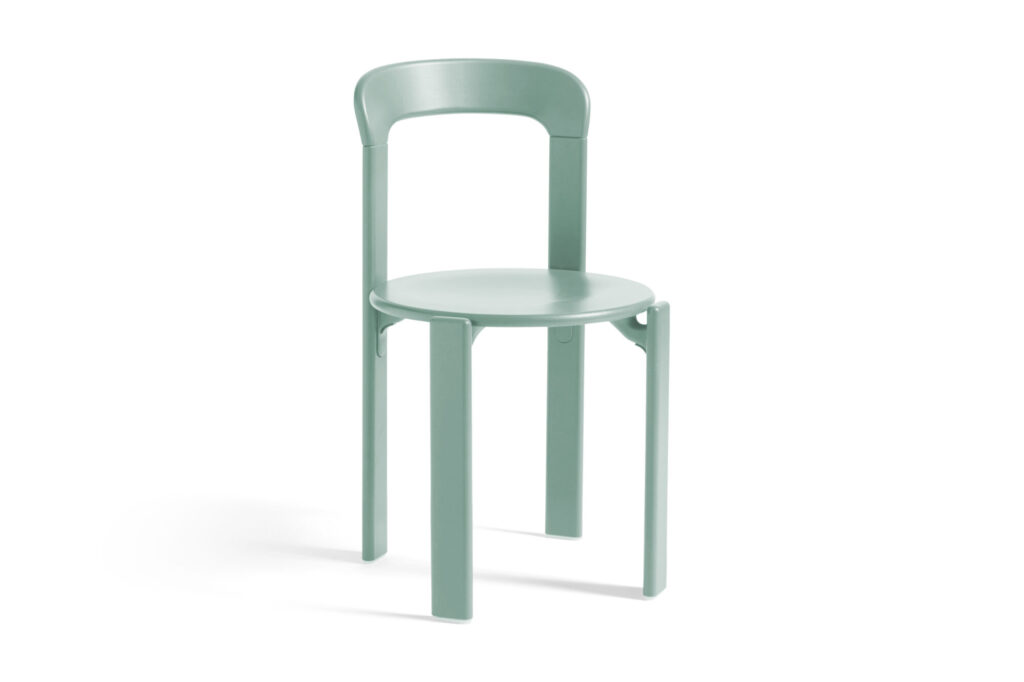 Une chaise longue minimaliste vert menthe avec un dossier arrondi et quatre pieds droits.