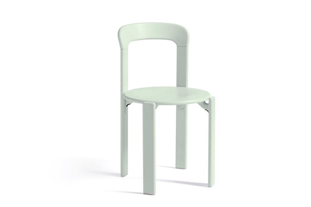 La Chaise Rey est un chef-d'œuvre minimaliste, avec une teinte vert clair sur son siège circulaire et son dossier incurvé, complété par quatre pieds droits. Pour une touche d'audace, imaginez-la aux côtés d'accents de bleu profond pour un contraste saisissant.