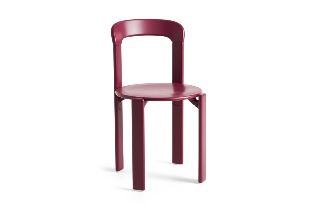 Une chaise de style moderne de couleur marron avec un siège rond et quatre pieds droits offre un design élégant qui complète n'importe quel espace. Ses courbes subtiles font écho à l'élégance d'une chaise longue, la rendant à la fois élégante et confortable pour n'importe quel décor.