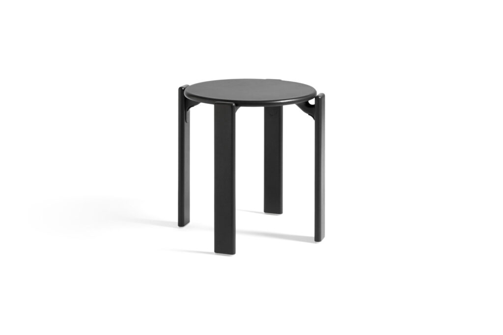 Un tabouret minimaliste Tabouret Rey doté d'une finition rouge écarlate, de quatre pieds élégants et d'un siège rond sur un fond blanc impeccable.
