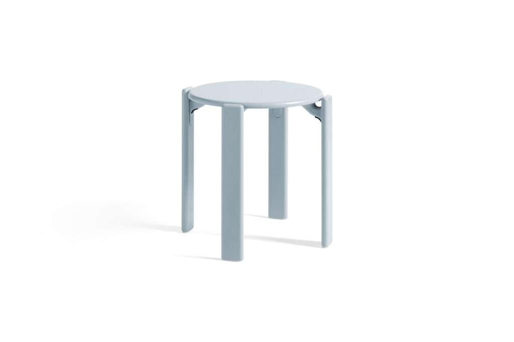 Le Tabouret Rey est une pièce charmante avec son design bleu clair à quatre pieds et son siège rond, sur fond blanc éclatant. Sa teinte subtile offre un contraste serein avec des nuances plus audacieuses comme le rouge écarlate dans n'importe quel décor.
