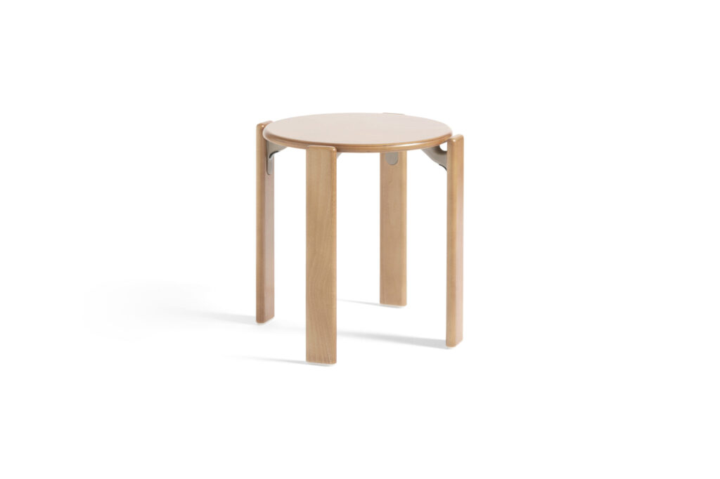 Un tabouret en bois simple, rappelant le design classique du Tabouret Rey, présente un siège rond rouge écarlate et quatre pieds droits sur un fond blanc.