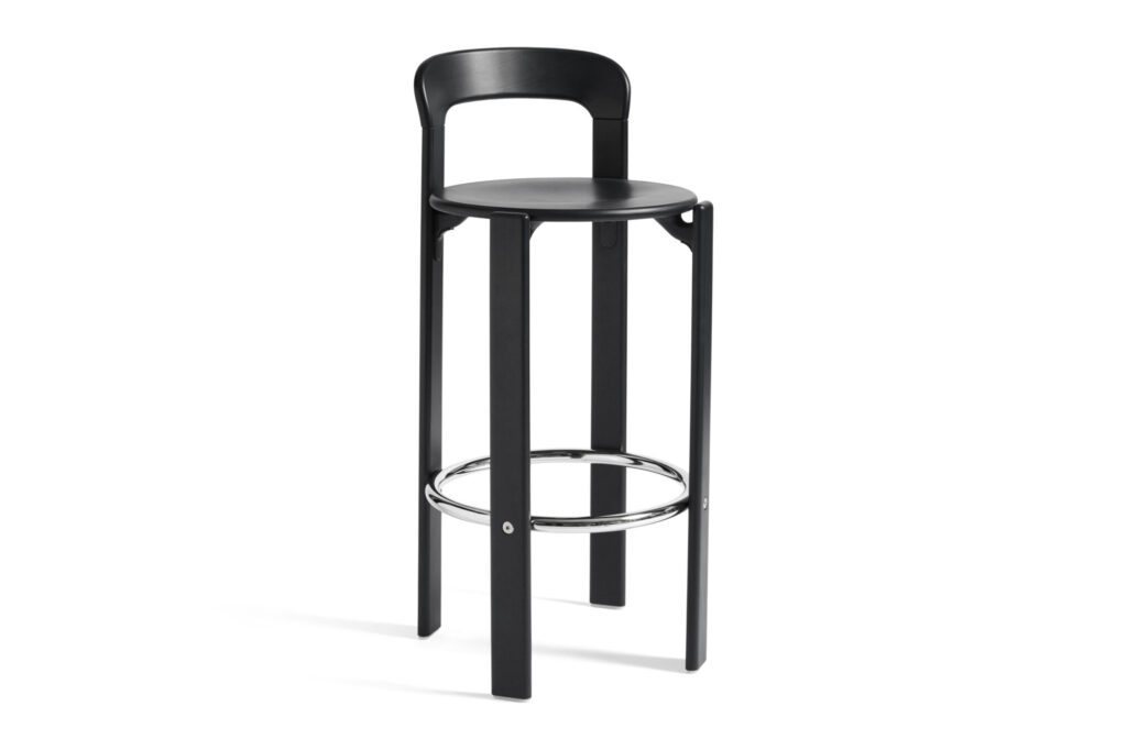 Un tabouret haut noir élégant doté d'une assise et d'un dossier circulaires, complétés par quatre pieds robustes et un repose-pieds en chrome poli.