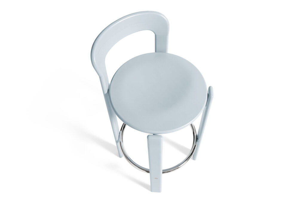 Vue aérienne d'une chaise bleu clair moderne avec une assise ronde, un dossier incurvé et des pieds chromés formant une base circulaire, rappelant l'élégant design Rey.