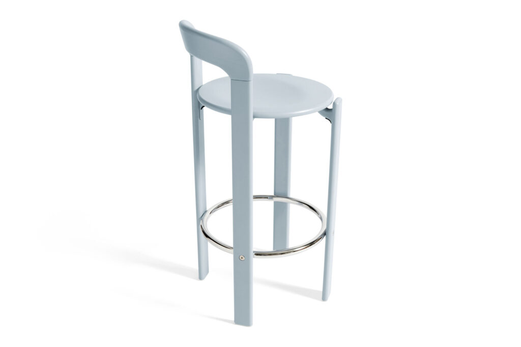 Le tabouret de bar bleu clair Rey est doté d'une assise ronde, de pieds fins et d'un dossier bas avec repose-pieds circulaire. Son design épuré apporte une touche de sophistication à n'importe quelle pièce.