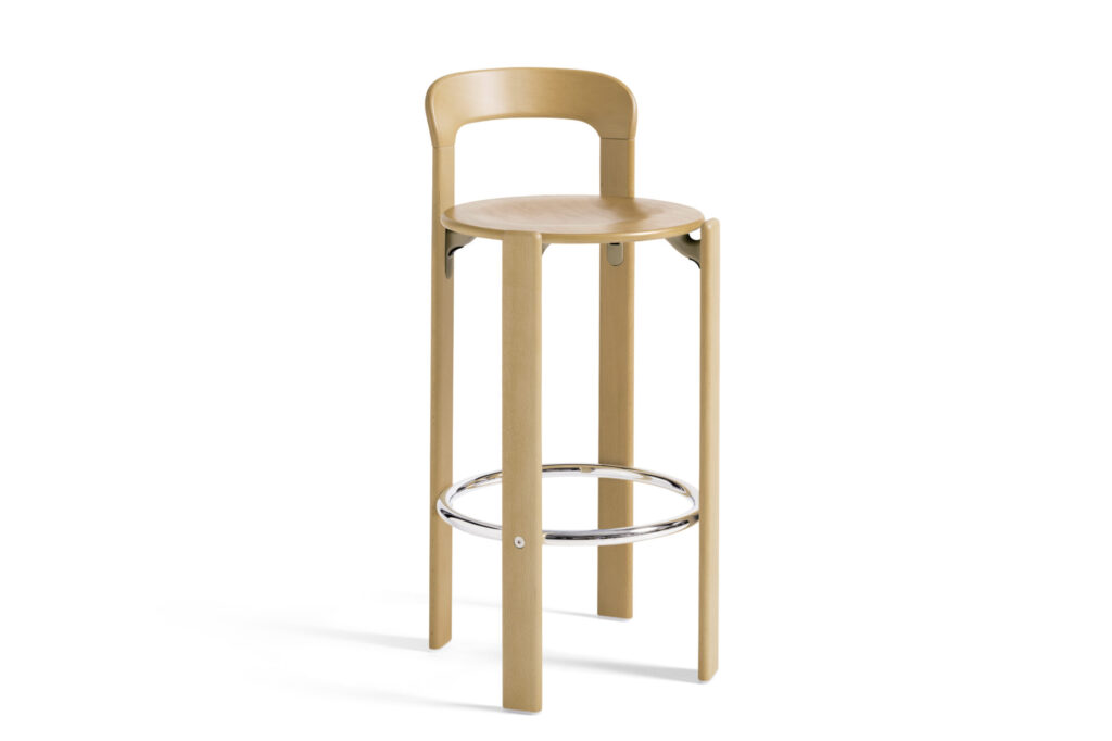 Un tabouret de bar en bois rouge écarlate avec un dossier incurvé et un repose-pieds circulaire chromé offre à la fois style et confort, ajoutant une touche de sophistication à n'importe quel décor.