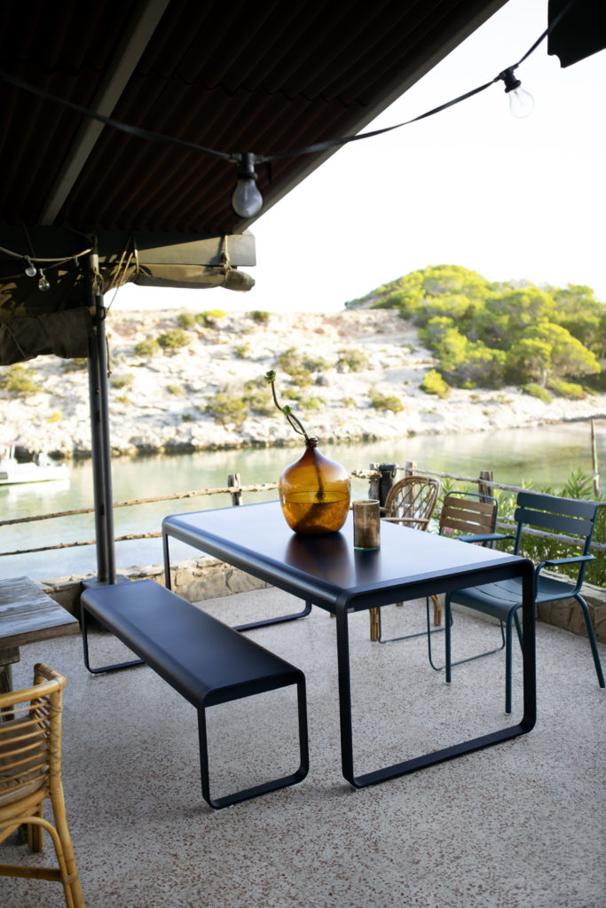 Banc Bellevie 2 places sous une tonnelle au bord de l’eau protégeant du soleil en plein soleil d’été