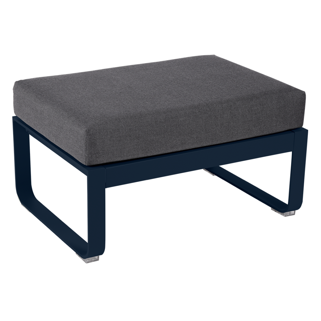 Un pouf gris avec un coussin bleu.