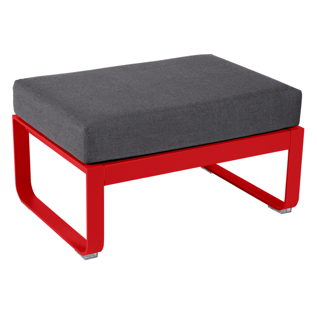 Un pouf rouge avec un coussin gris.