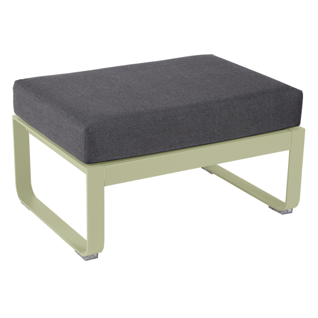 Un pouf gris avec un coussin gris.