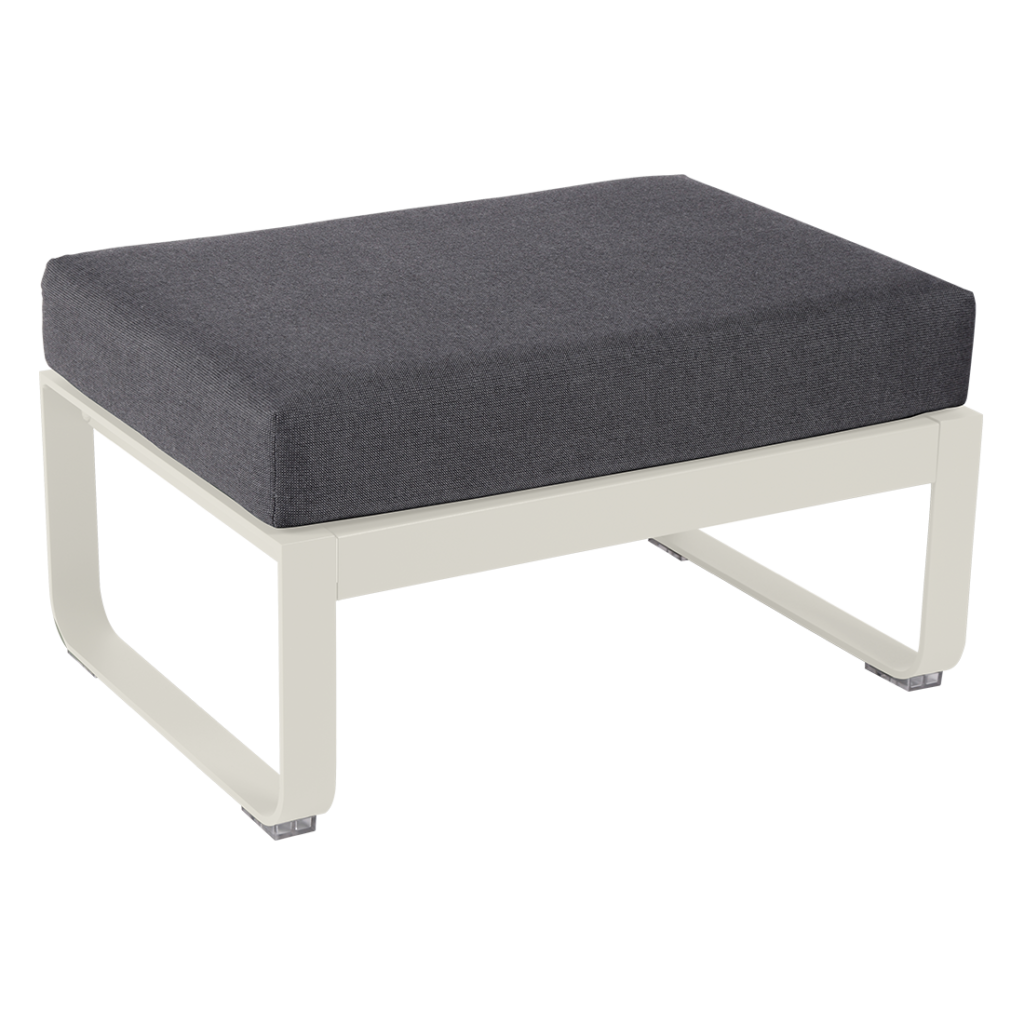 Un pouf d'extérieur avec un coussin gris et un cadre blanc.