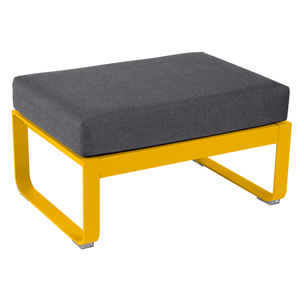 Un pouf jaune et gris sur fond blanc.