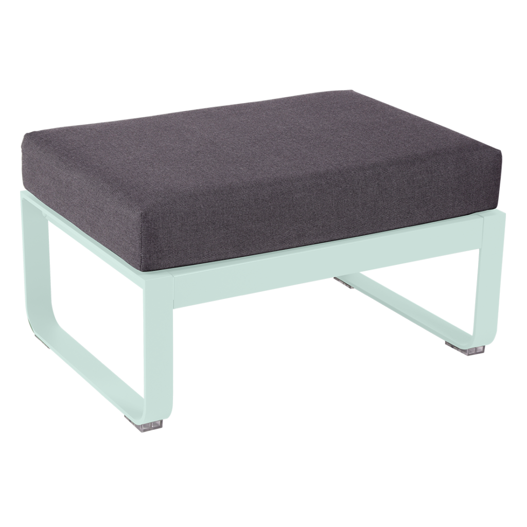 Un pouf d'extérieur avec un coussin gris et un cadre blanc.