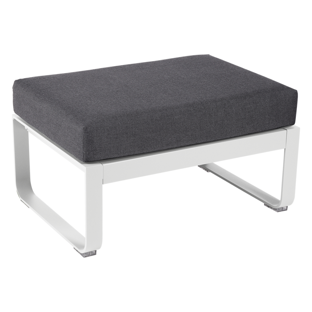 Un pouf gris et blanc avec un coussin.