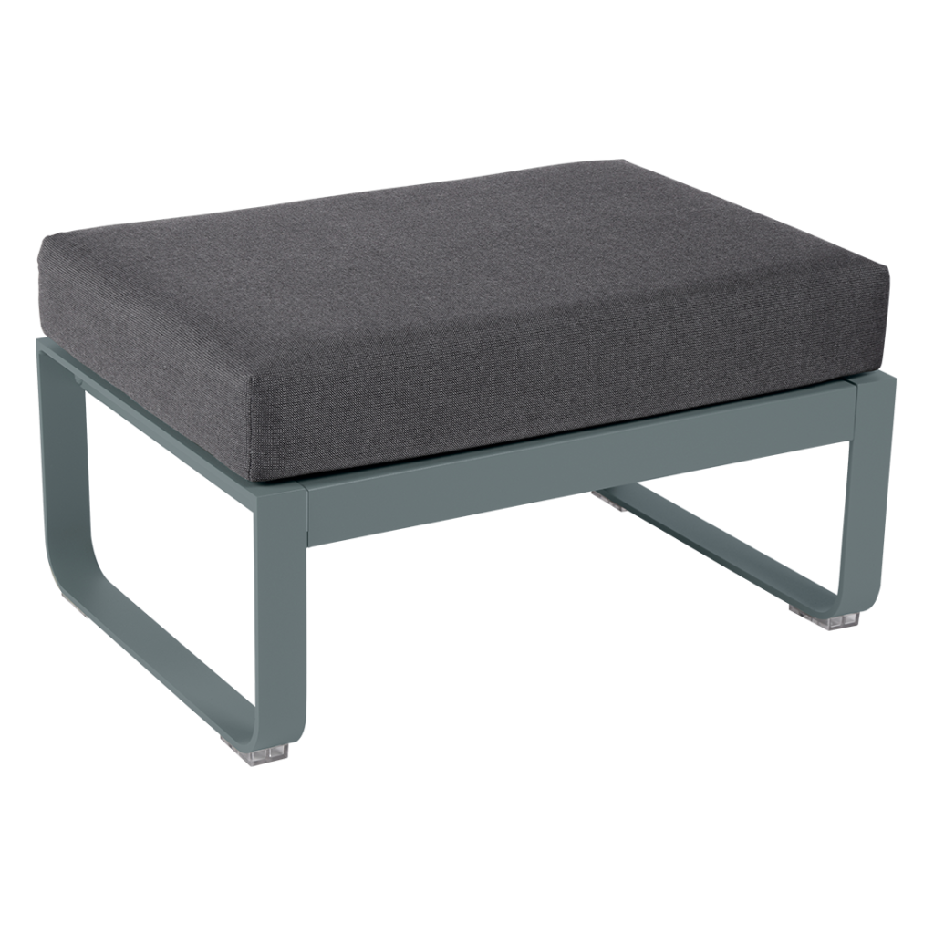 Un pouf gris avec un coussin gris.