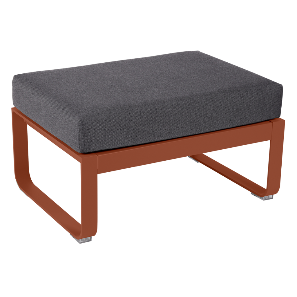 Un pouf d'extérieur avec un coussin gris et un cadre en bois.