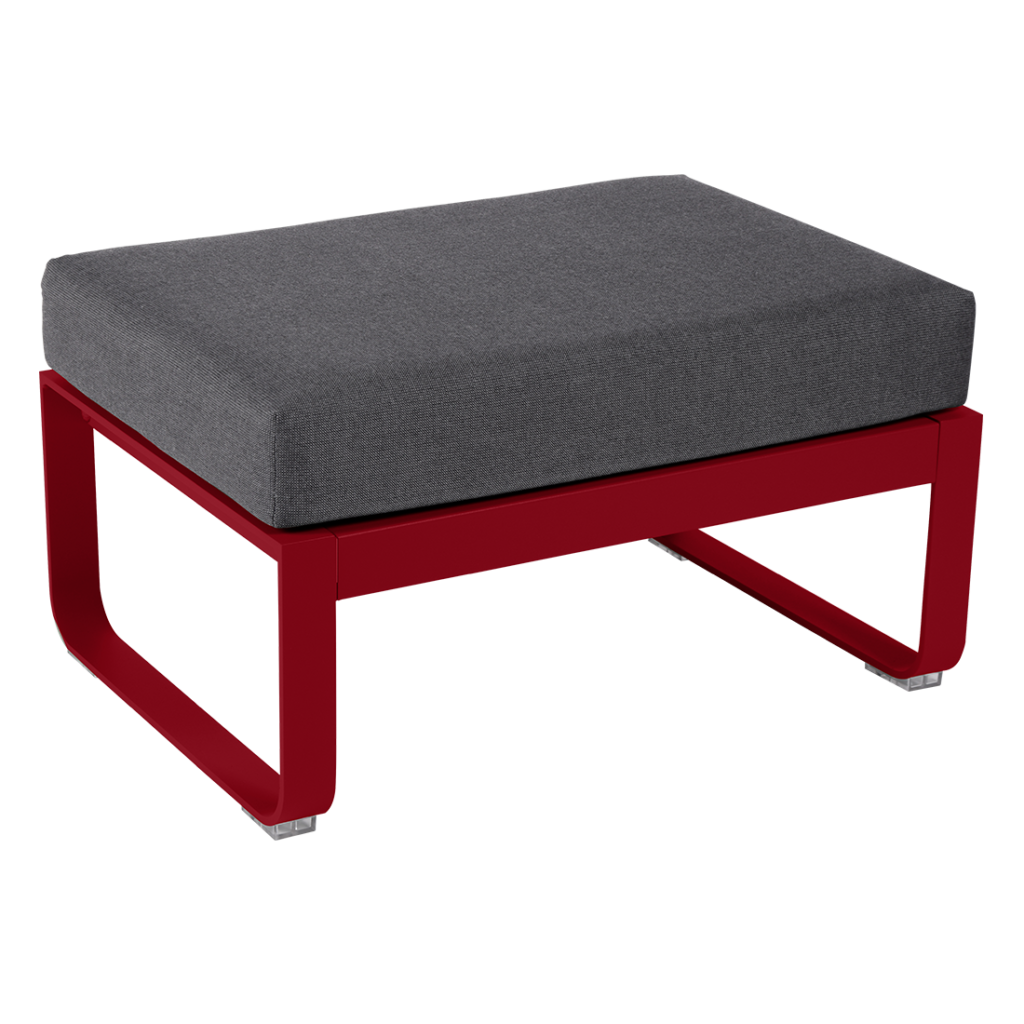 Un pouf rouge avec un coussin gris.