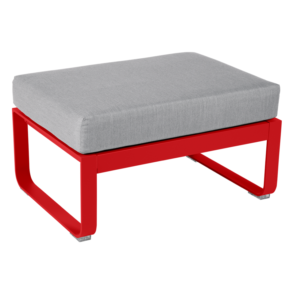 Un pouf rouge et gris sur fond blanc.