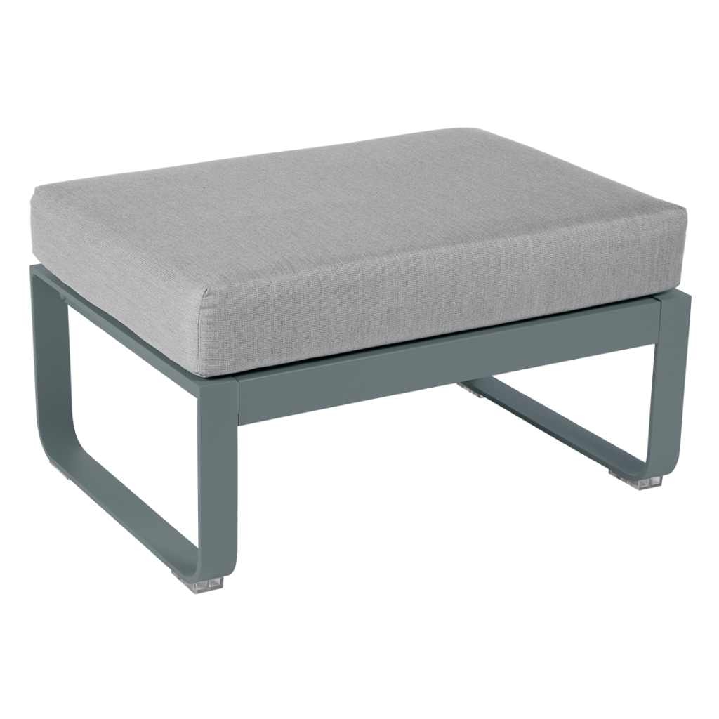 Un pouf gris avec un coussin gris.