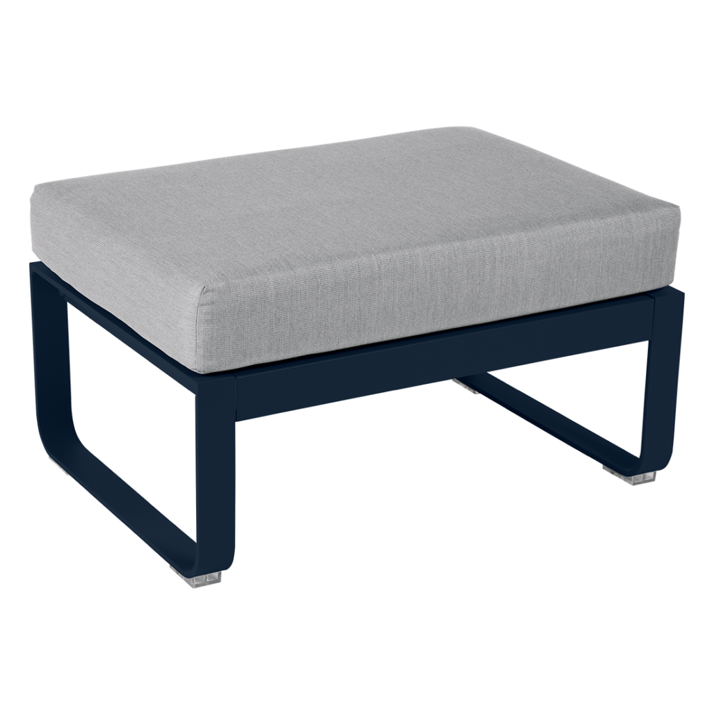 Un pouf d'extérieur avec un coussin gris et un cadre noir.