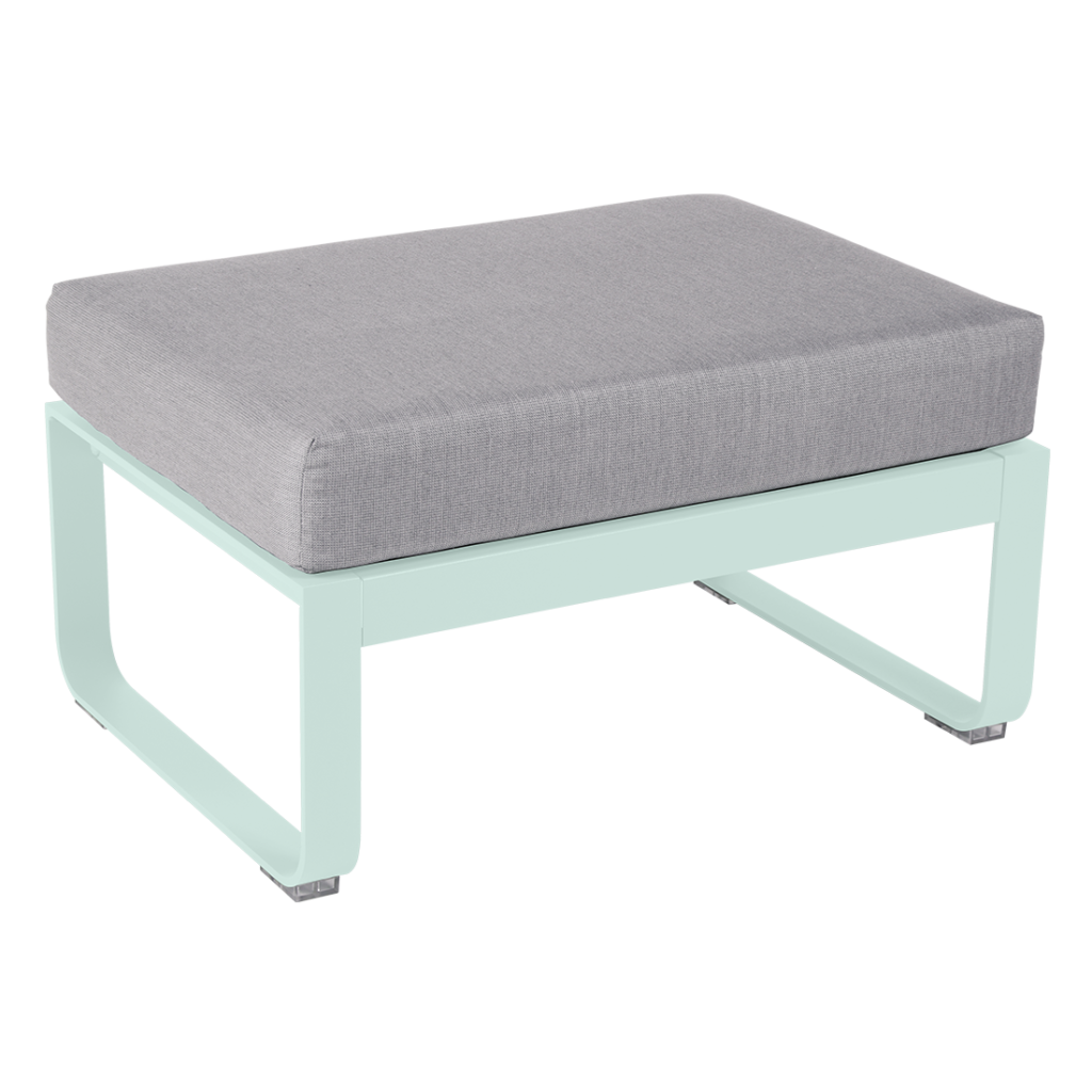 Un pouf d'extérieur avec un coussin gris et un cadre blanc.