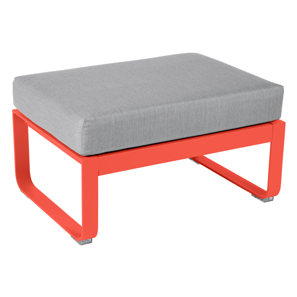 Un pouf orange et gris sur fond blanc.