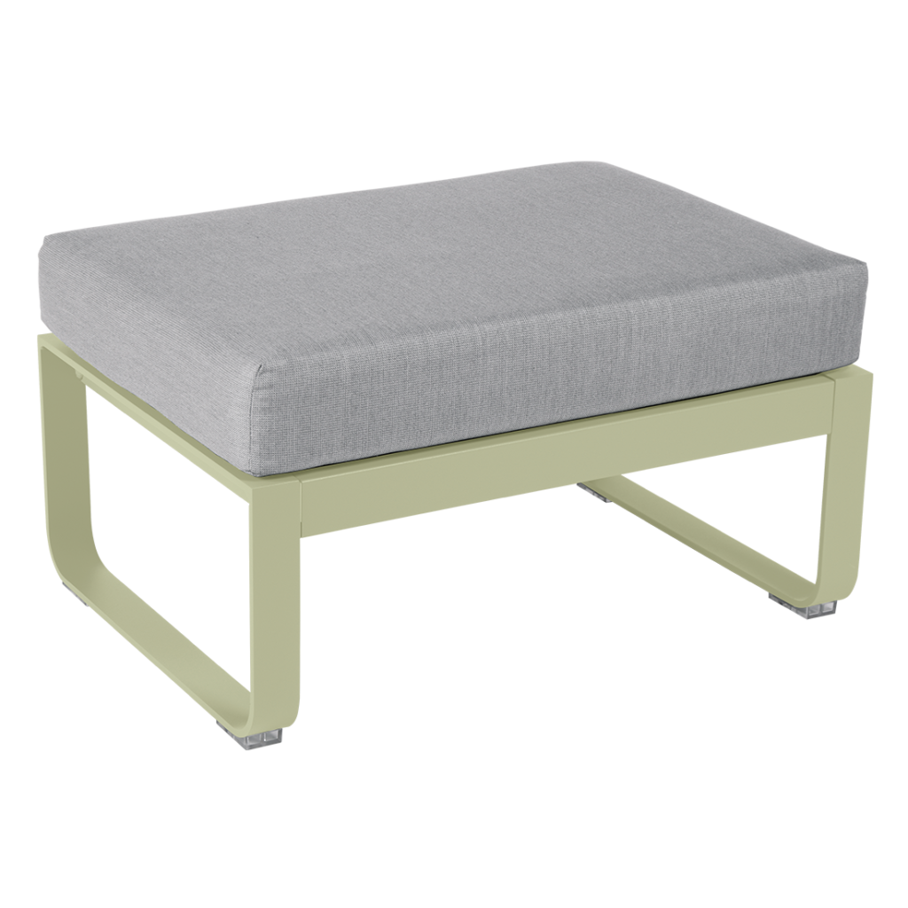 Un pouf d'extérieur avec un coussin gris.