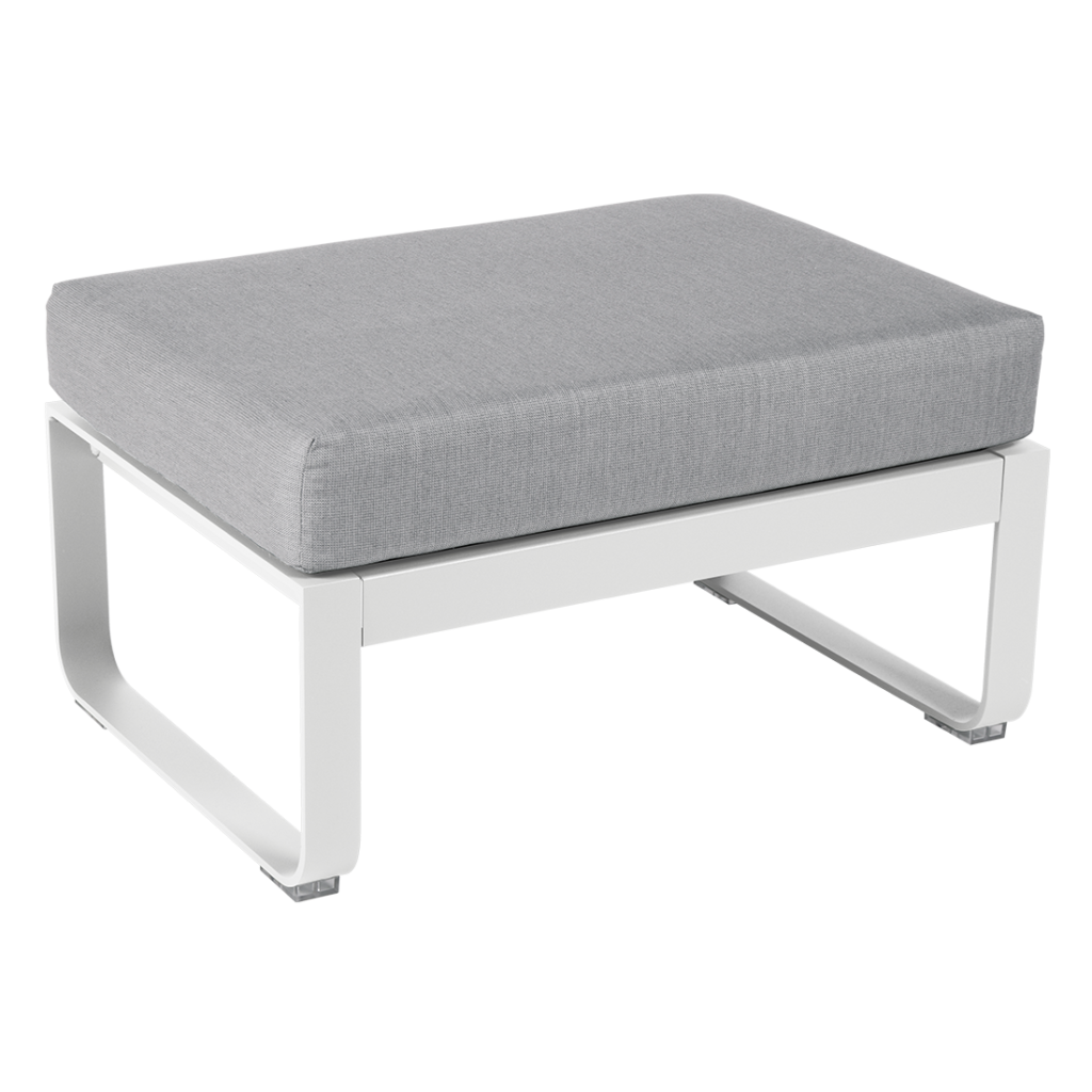 Un pouf gris et blanc avec un coussin.
