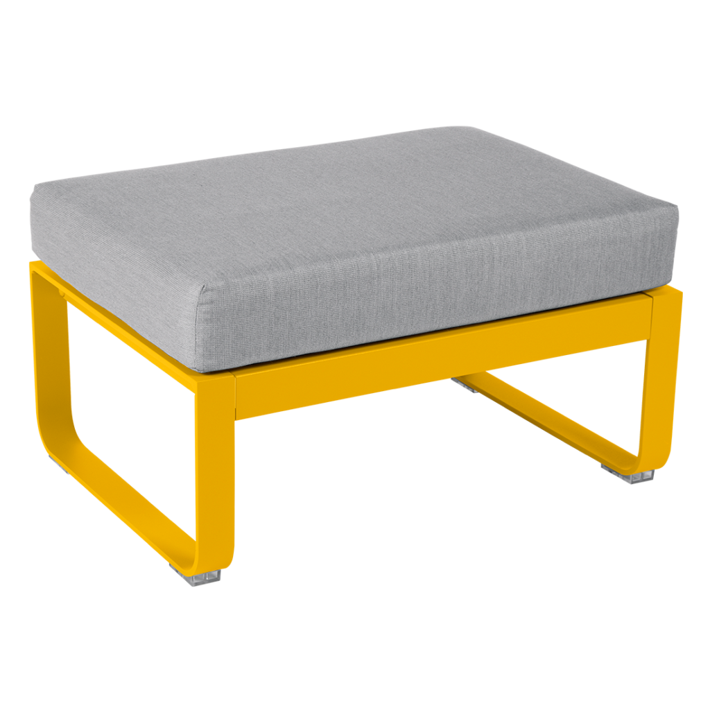 Un pouf jaune et gris sur fond blanc.