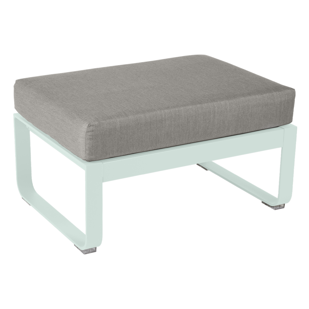 Un pouf d'extérieur avec un coussin gris et un cadre blanc.