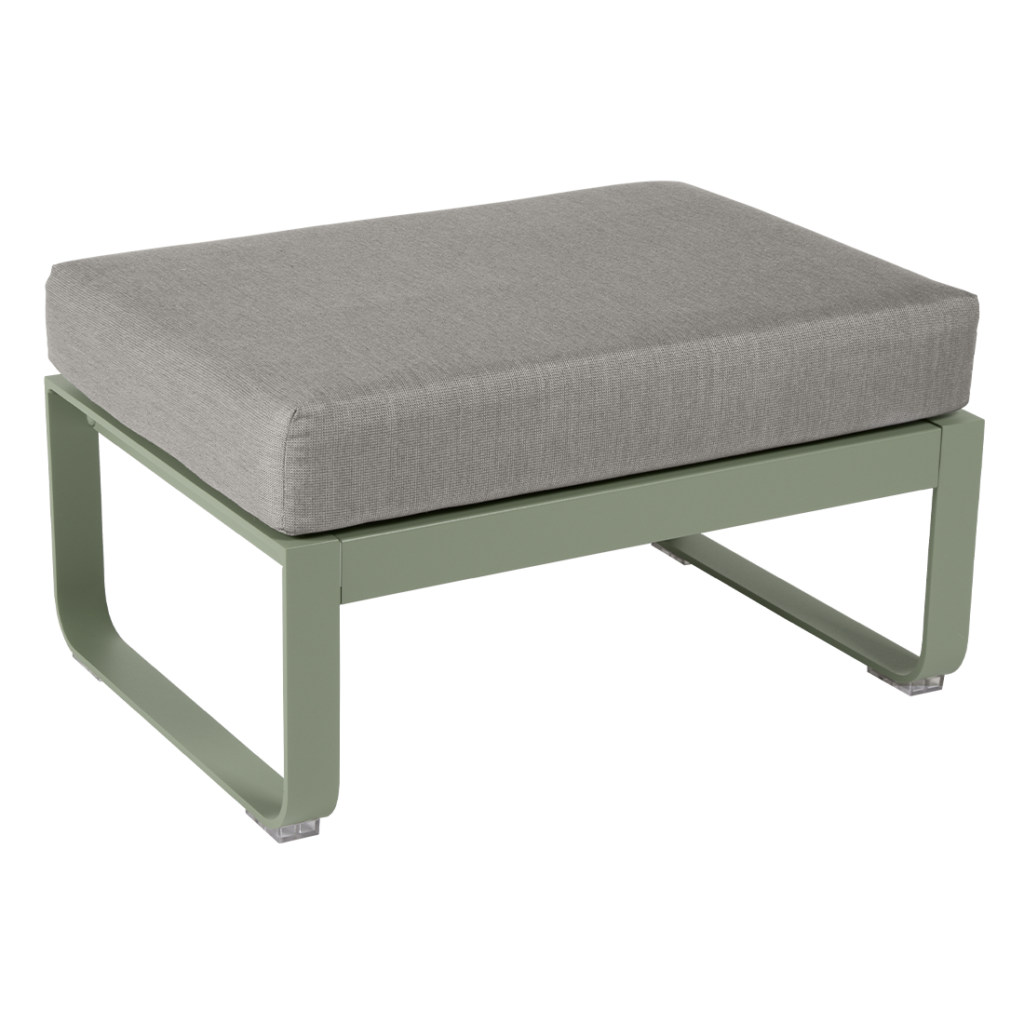 Un pouf gris avec un coussin vert.