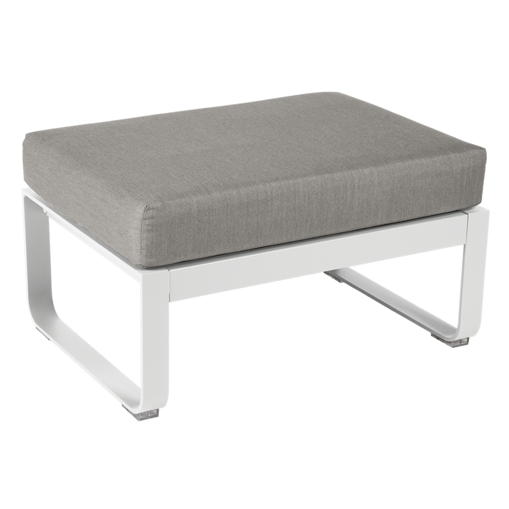 Un pouf d'extérieur avec un coussin gris et un cadre blanc.