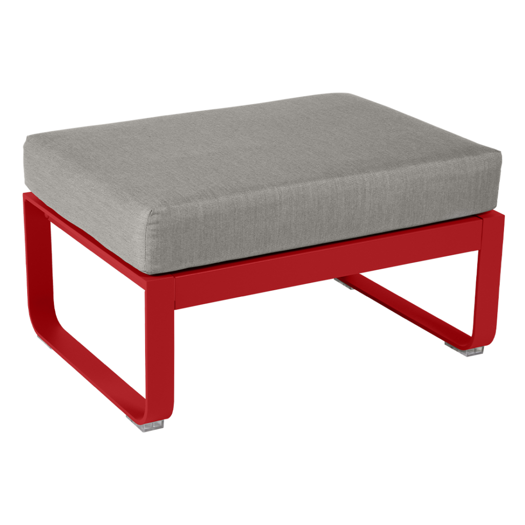 Un pouf rouge et gris sur fond blanc.