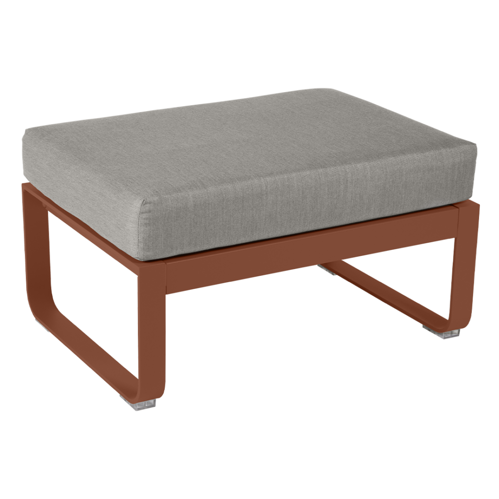 Un pouf marron avec un coussin gris.
